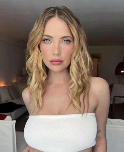 She's like a doll 🥵