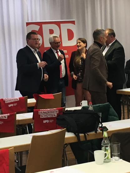 lockere Atmospäre beim Empfang, Gruppenbild