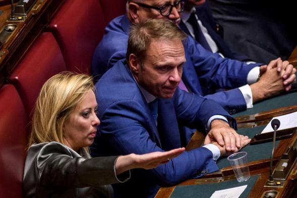 La primera ministra de Italia, Giorgia Meloni, y su ministro de Agricultura, Francesco Lollobrigida, en una sesión parlamentaria, el 14 de octubre de 2022, en Roma. (Antonio Masiello / Getty Images)