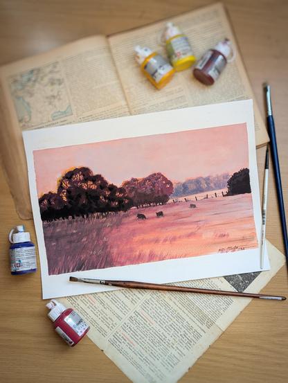 Photo d'une peinture à la gouache d'un paysage rural : arbres, clôtures, haies et bovins, coucher de soleil