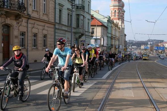Cyclists from the front. The queue is quite far.