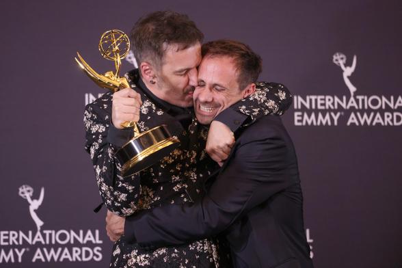Oriol Pla (a la izquierda), ganador del Emmy Internacional a mejor actor por 'Yo, adicto', con el director Javier Giner.