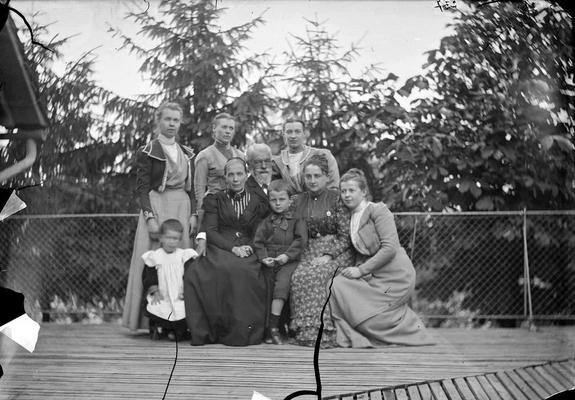 Schwarz-weiß Aufnahme: Gruppenbild Familie Gansser. Eltern und 7 Kinder. Signatur: LABW, Hauptstaatsarchiv Stuttgart Q 2/48 Bü 60 Nr. 3.