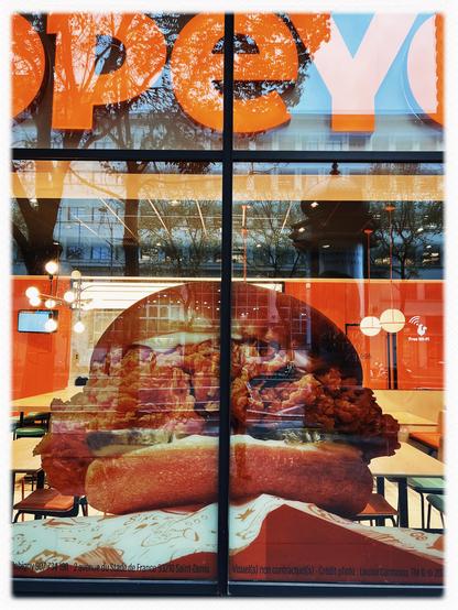 Image d’un immense hamburger qui devrait donner envie de s’en acheter un mais qui en fait provoquerait plutôt de désir de vomir