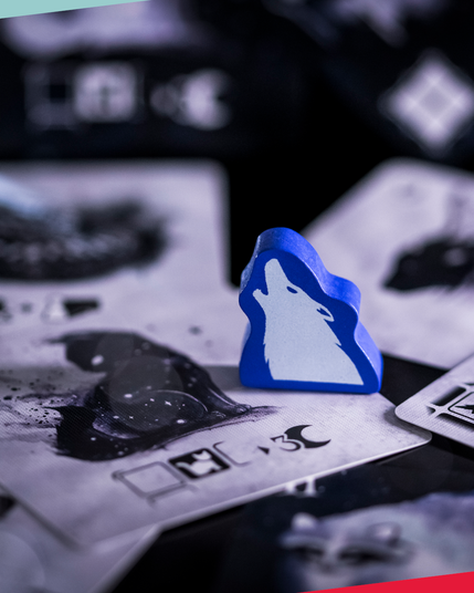 Foto der Holzfigur und unterschiedlichen Karten vom Spiel