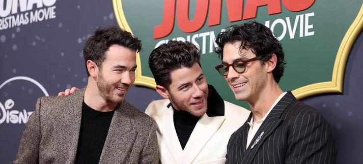 Jonas Brothers en el estreno de su película de Navidad. / Michael Loccisano