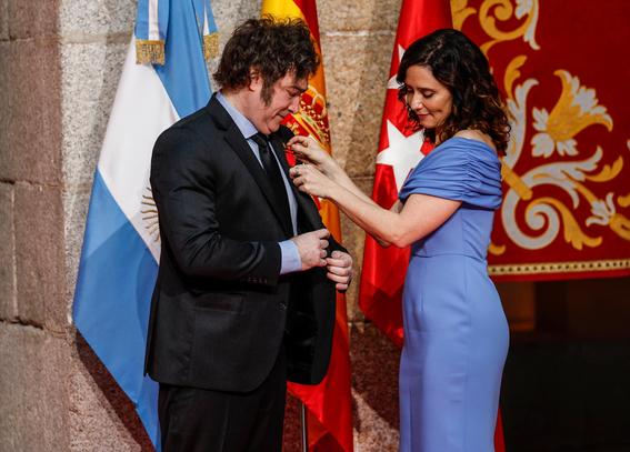 Isabel Díaz Ayuso condecoraba al presidente argentino, Javier Milei, en la sede de la Comunidad de Madrid, en mayo de 2024.