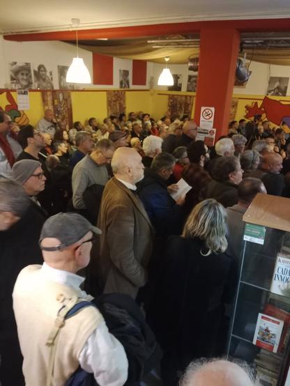 Immagine scattata all'evento di presentazione del libro di Lorusso "De Russofobia", l'immagine ritrae la sala del circolo "La Poderosa" gremita di persone.