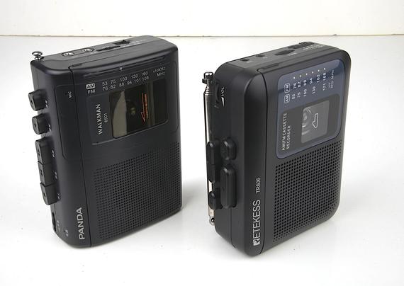 Foto de dos "walkmans" chinos modernos.