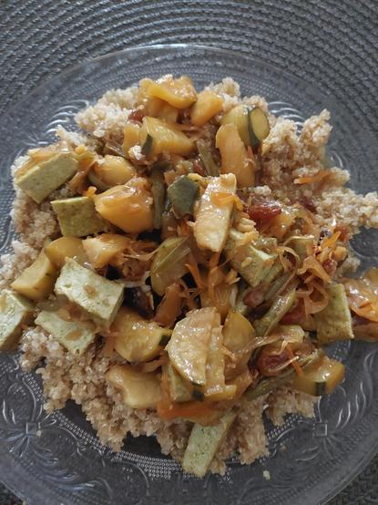 Assiette repas végane 
Quinoa. Cuisson à la poêle al dente : pomme, courgette,raisins secs, haricots verts, légumes lactofermentés, tofu ail des ours, crème végétale avoine, gingembre frais émincé, filet de vinaigre de cidre,  shoyu sauce