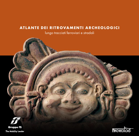 Copertina dell'Atlante dei Ritrovamenti Archeologici, con un dettaglio di un reperto ceramico rappresentante un volto sorridente, su sfondo arancione.