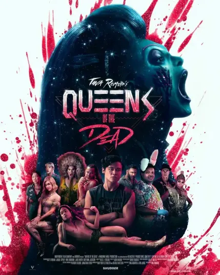 Affiche de Queens of the dead, de Tina Romero. Fond blanc, éclaboussé de sang (mais d'un rouge très vif et assez clair qui lui ôte pas mal de sa violence). Dans la moitié basse, l'ensemble des personnages du film, devant une grande image de zombie de profil en train de crier. Gros filtre bleu sur le zombie. Il est dans un costume de drag queen.