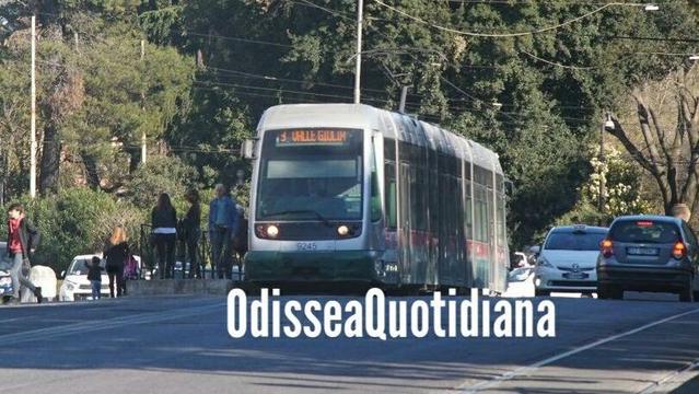 Tram in esercizio in una strada urbana di Roma, simbolo della riattivazione della rete