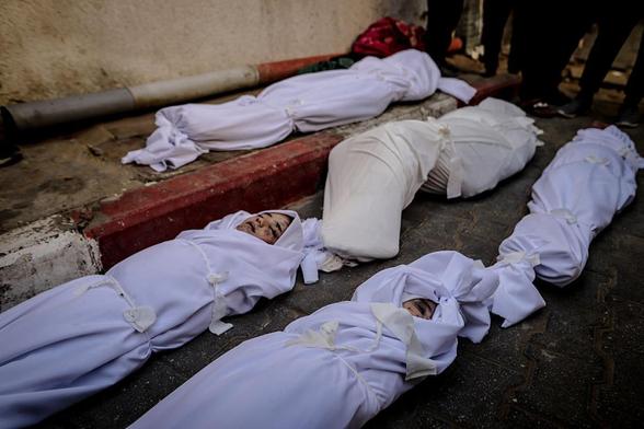 Cuerpos de palestinos asesinados por Israel en Gaza capital, en el Hospital al-Shifa, esperando para su funeral, el 20 de noviembre de 2025. (Saeed M. M. T. Jaras / Anadolu via Getty Images)