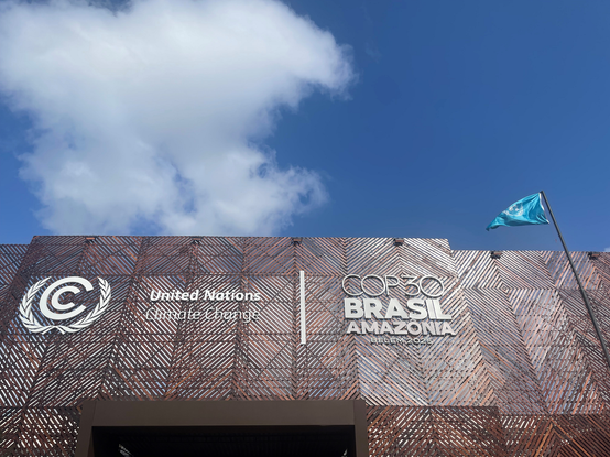 Eingang Tagungsort der 30. Weltklimakonferenz mit den Aufschriften United Nations, Climate Change, COP30 Brasil Amazonia Belém