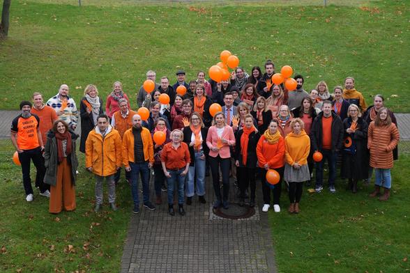 Foto von Beschäftigten der Bundesnetzagentur zum Orange Day.