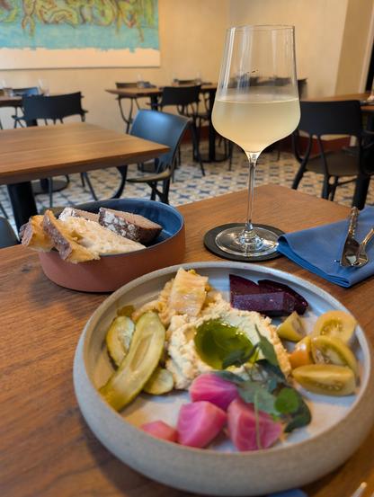 Blick über das Essen und das Getränk in den Gastraum