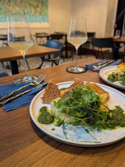 Blick über die Heuptspeise: Polenta, Pilzragout, Wildkräutersalat und selbstgemachte Kartoffelchips