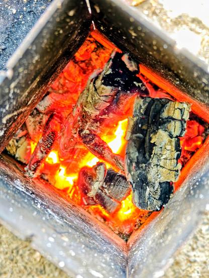 Blick in die Brennkammer eines Raketenofens voll heller Glut.