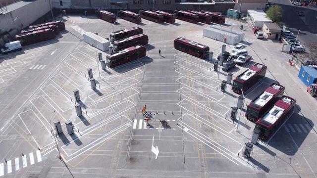 Autobus elettrici Atac nel piazzale di un deposito di Roma