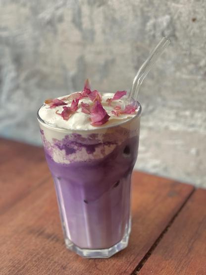 Chez Sucré Coeur et Maya, vous pouvez découvrir l’ubé sous forme de Latte. Il s’agit d’une patate douce qui nous vient des Philippines pour donner un peu de couleur à notre belle capitale. En photo, l’ubé latte avec un supplément chantilly. Tout est fait maison.

#ube #latte #chantilly #pâtisserie #paris #paris18 #photo #art #artculinaire