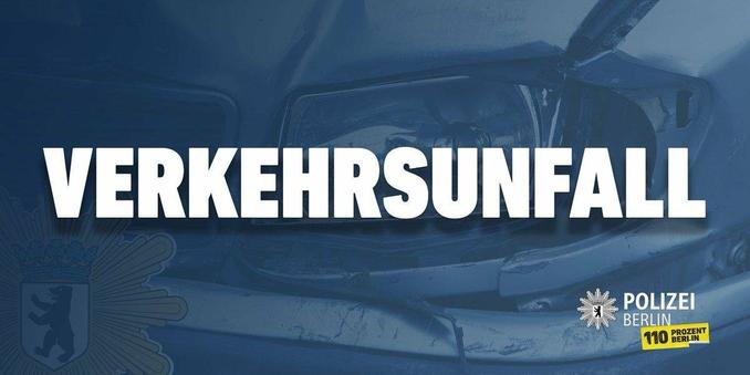 Blauer Hintergrund mit dem Vorderteil eines stark beschädigten Autos. Darüber steht in großen, weißen Buchstaben: "VERKEHRSUNFALL". Unten links befindet sich das Logo der Polizei Berlin mit dem Berliner Bären. Rechts davon steht "POLIZEI BERLIN". Darunter ist ein gelbes Schild mit der Aufschrift "110 PROZENT BERLIN" zu sehen. Das Bild deutet auf eine Meldung der Berliner Polizei zu einem Verkehrsunfall hin.