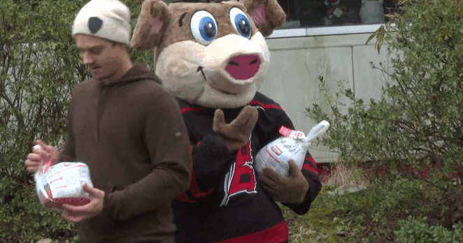 Hurricanes players team up with Triangle food banks to distribute Thanksgiving meals :: WRAL.com