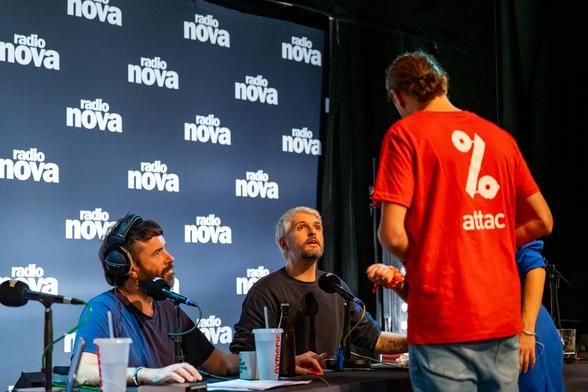 Photo de l'émission « La DerniÚre » avec Raphaël Pradeau devant Aymeric Lompret et Pierre-Emmanuel Barré.