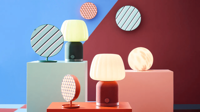 Une collection de lampes et décorations modernes sur des supports colorés, avec des formes géométriques et des motifs variés, sur un fond coloré.