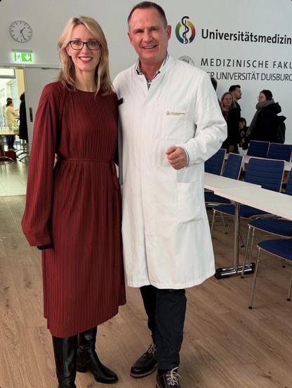 Hr. Dr. Kleinschnitz und Frau Dr. Alena Buyx auf einem Foto.
Quelle: Facebook