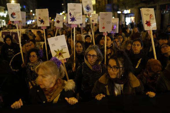 Decenas de mujeres se manifiestan este 25N en Barcelona.