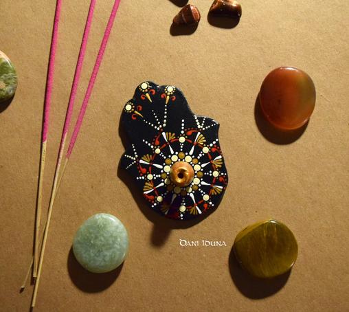 Räucherstäbchenhalter in form von Fatimas Hand mit einem Mandala. Alles widx von Hand gefertigt und bemalt. Original von Dani Iduna.