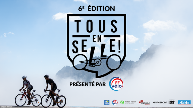 Affiche de la 6e édition de Tous en selle ! Deux silhouettes de cyclistes sur fond de montagnes embrumées. Logos partenaires