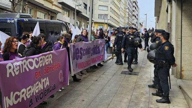 Concentración da CIG ante a sede do PP en Compostela este 25 de novembro. (Foto Nós Diario)