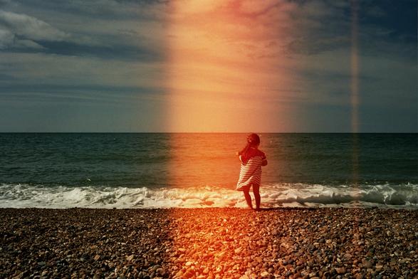 Petite fille sur la plage