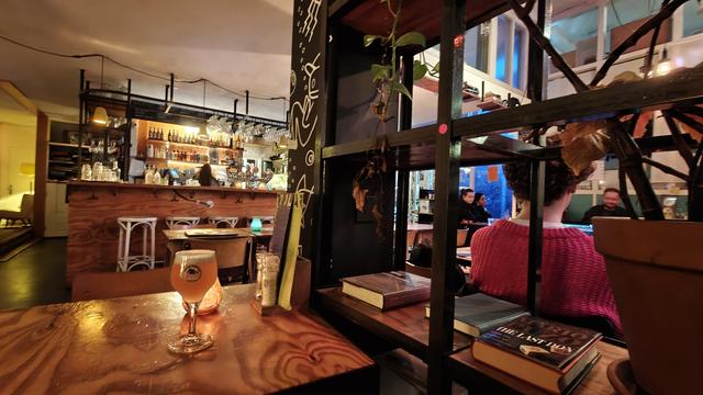 P.O.V. från mitt bord över lokalen och baren. Intrycket är spartanskt och allt är ljust trä.