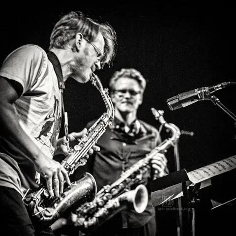 Die Saxophonisten Leonhard Huhn und Stefan Karl Schmid - Schwarzweiss-Foto von Frank Schindelbeck Jazzfotografie. Foto zur Ankündigung des Konzerts von Schmid's Huhn bei Jazz im Busch am 26. November in Mannheim Jungbusch