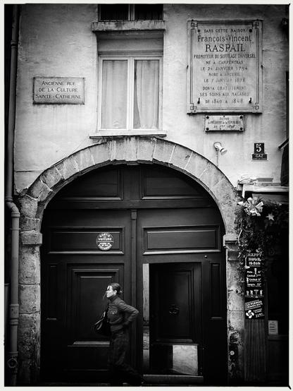 Maison du Marais avec une plaque où il est écrit : « Dans cette maison François-Vincent Raspail, promoteur du suffrage universel, né à CARPENTRAS le 24 janvier 1794, mort à ARCUEIL le 7 janvier 1878 donna gratuitement des soins aux malades de 1840 à 1848 »