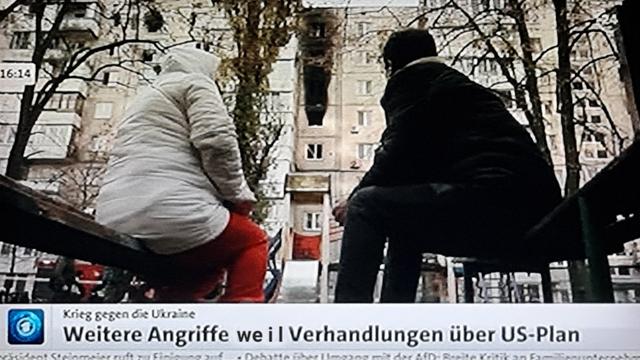 Zweimal, zweites Bild etwas näher, einschlagstelle von Rakete in Hochhaus, brandneuen über drei Stockwerke. Von Fernseher ntv fotografiert. Text im Textstreifen unteren: Weitere Angriffe weil Verhandlungen über US-Plan. Original stand 'trotz' statt 'weil'.