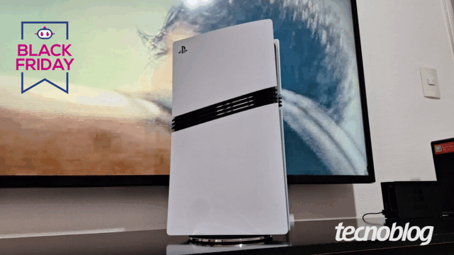 <div class="widget-produto">
            <div class="oferta ">
            <div class="widget-header">
                                    <div class="imagem">
                        <a class="title tb-block-link" href="https://tecno.click/66k" rel="sponsored nofollow" target="_blank"><img src="https://files.tecnoblog.net/wp-content/uploads/2025/11/playstation-5-pro-traz-salto-grafico-e-ssd-de-2-tb-foto-lupa-charleauxtecnoblog-1060x596.png" /></a>
                    </div>
                
                <div class="widget-info-container">
                    <div class="widget-info">
                        <a class="title tb-block-link" href="https://tecno.click/66k" rel="sponsored nofollow" target="_blank">PlayStation 5 Pro (PS5 Pro)</a>
                        <a class="price tb-block-link" href="https://tecno.click/66k" rel="sponsored nofollow" target="_blank">R$ 5.379,91</a>
                    </div>
                                            <div class="discount"><s>R$ 6.999,90</s><b>23% OFF</b></div>
                                    </div>

                                    <hr class="tb-divider" />

                    <div class="pros-cons">
                        <div class="pros">
                            <span>Prós</span>
                            <ul>
                                                                        <li>Salto de 67% na GPU em relação ao PS5 padrão</li>
                                                                        