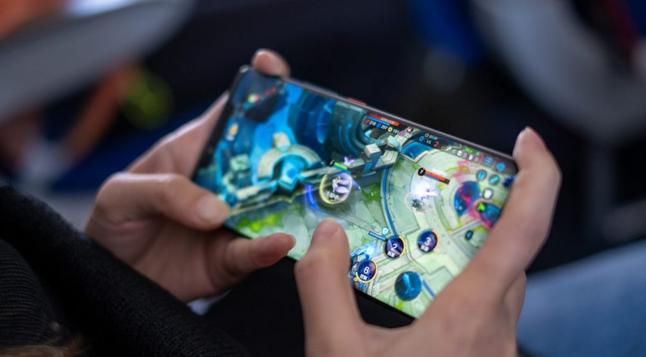 <p>米調査会社センサータワーが発表した「2025年日本のゲーム市場インサイト」によると、2024年8月から25年7月の日本のモバイルゲーム市場は、ダウンロード数が横ばいで推移する一方で、アプリ内課金（IAP）収益は110億ドル（約1兆7000億円）と世界有数の規模を維持し、アジアでは中国のiOS市場に次ぐ2位となった。</p>
<blockquote class="wp-embedded-content"><p><a href="https://36kr.jp/376792/">東京ゲームショウに中韓勢の波！中国発「無限大ANANTA」がフューチャー部門賞</a></p></blockquote>
<p></p>
<p>2025年1〜7月のIAP収益ランキングでは、日本発のタイトルが過半数を占め、「ポケポケ（Pokémon TCG Pocket）」が首位を獲得。日本独自IPの競争力が際立つ結果となった。</p>
<p>中国発のタイトルも競争力を増しており、ストラテジーゲームの「ホワイトアウト・サバイバル」や「ラストウォー：サバイバル」、RPGの「崩壊：スターレイル」が高額課金ユーザーの獲得に成功し、トップ10に入った。</p>
<p><img alt="" class="aligncenter wp-image-445503 size-full" height="478" src="https://36krjp-1316517779.cos.ap-tokyo.myqcloud.com/uploads/2025/11/20251124200655v2_d66ffd7d263f433ebc8d5ab28ac0c3a0@5888275_oswg331066oswg1080oswg478_img_000920.jpeg" width="1080" /></p>
<p>パブリッシャー別のダウンロード数では、日本企業が依然として強く、シェアは約3分の1を維持。ジャンル別ではカジュアルゲームが中心だが、ここにきて乙女ゲームの存在感が急上昇している。2025年1〜7月の日本市場におけるIAP収益は世界の34％を占め、日本は世界2位の乙女ゲーム市場となった。このジャンルでも、中国発の「恋と深空」がトップ3にランクインしている。</p>
<p><img alt="" class="aligncenter wp-image-445504 size-full" height="516" src="https://36krjp-1316517779.cos.ap-tokyo.myqcloud.com/uploads/2025/11/20251124200727v2_cdb21a092b544de38e1466c2ca4d128b@5888275_oswg184537oswg821oswg516_img_000246.jpeg" width="821" /></p>
<p>成熟したゲーム文化、高いARPU（ユーザー平均課金額）、洗練された収益化戦略を背景に、日本市場は海外パブリッシャーにとって最も魅力的な市場の一つとしての地位を確固たるものにしている。</p>
<p>（36Kr Japan編集部）</p>