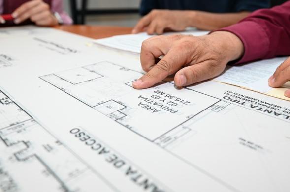 Mesa de trabajo con un plano