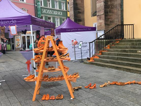 ... sie gehen bzw. führen zu einem Schuhregal auf dem Vorplatz - alles orange!