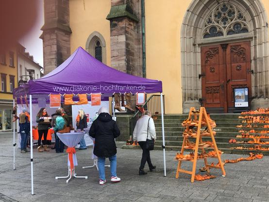Menschen beiderlei/allerlei Geschlechts lassen sich am Aktionsstand beraten und informieren
