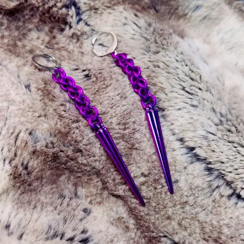 Mêmes boucles d'oreilles, mais cette fois dans un violet vif.