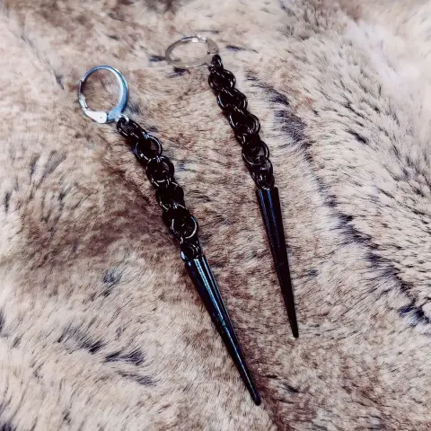 Mêmes boucles d'oreilles mais cette fois entièrement noires.