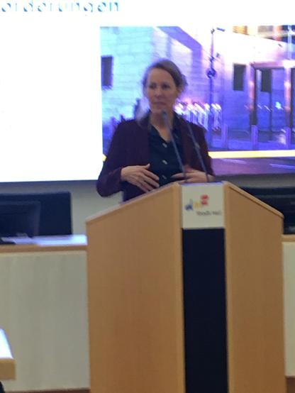 Oberbürgermeisterin Eva Döhla begrüßt den Referenten Mirko Kruppa und eröffnet den Gesprächsabend