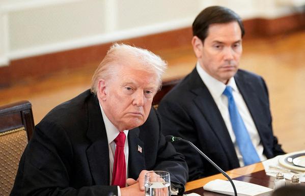 El secretario de Estado, Marco Rubio (derecha), junto al presidente de Estados Unidos, Donald Trump, en una reunión con dirigentes de Asia Central en la Casa Blanca