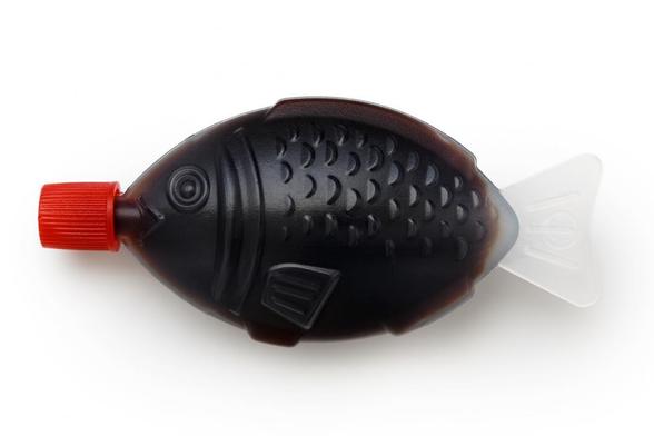 Botecito de salsa de soja con forma de pez visto en primer plano. (¡iStockphoto)