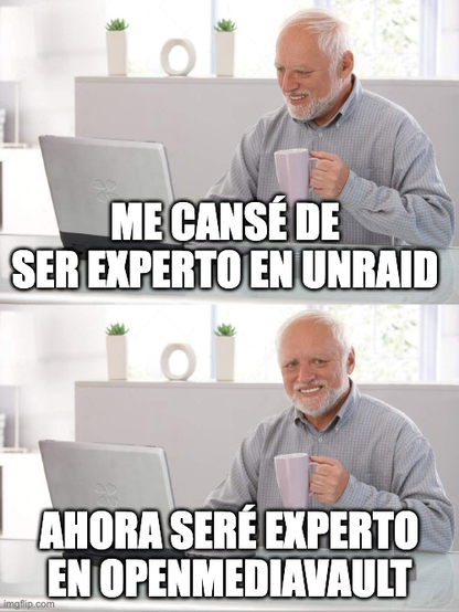 El meme de 'Hide the Pain Harold' (András Arató), dividido en dos paneles idénticos. Un hombre mayor, de pelo y barba blancos, con una camisa a cuadros, está sentado frente a un portátil plateado. Sostiene una taza lila en su mano derecha y sonríe forzadamente, con una expresión que mezcla alegría y un cansancio oculto. El fondo es una oficina moderna con estantes blancos y plantas.

En el panel superior, el texto blanco superpuesto dice: 'ME CANSÉ DE SER EXPERTO EN UNRAID'.
En el panel inferior, el texto dice: 'AHORA SERÉ EXPERTO EN OPENMEDIAVAULT'.

El meme ilustra la resignación o el cambio de un sistema NAS (Network Attached Storage) a otro, reflejando la experiencia de frustración y el ciclo de aprender nuevas tecnologías en el ámbito de la informática.